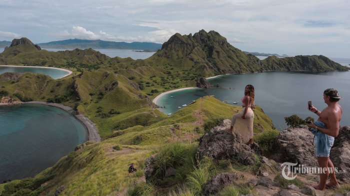 Wisatawan berfoto di Pulau Padar, Labuan Bajo, Nusa Tenggara Timur, Minggu (28/3/2021). Pulau Padar merupakan pulau yang masuk dalam kawasan Taman Nasional Komodo dan menjadi objek wisata yang paling banyak dikunjungi oleh wisatawan di Labuan Bajo. Tribunnews/Irwan Rismawan