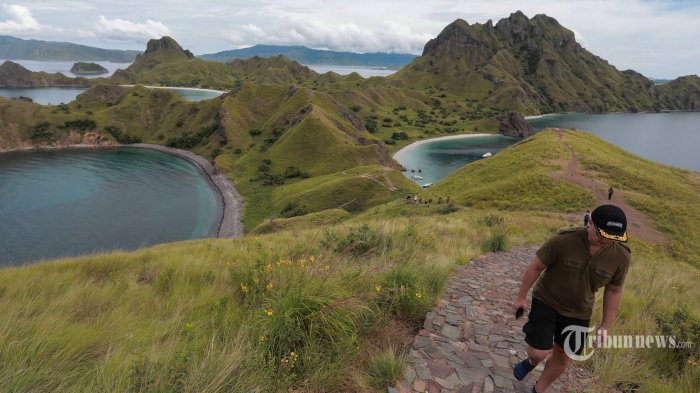 Wisatawan melakukan trekking di Pulau Padar, Labuan Bajo, Nusa Tenggara Timur, Minggu (28/3/2021). Pulau Padar merupakan pulau yang masuk dalam kawasan Taman Nasional Komodo dan menjadi objek wisata yang paling banyak dikunjungi oleh wisatawan di Labuan Bajo. Tribunnews/Irwan Rismawan