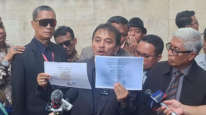 IJAZAH JOKOWI - Roy Suryo tersangka kasus ijazah palsu Presiden ke-7 RI Joko Widodo menyambangi Gedung Ditreskrimum Polda Metro Jaya, Jakarta Selatan, Senin (22/12/2025). Dia menyatakan ada banyak kejanggalan ijazah Jokowi yang ditunjukkan penyidik.