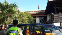 Ini yang Dilakukan Bule Stress di Atap Hotel yang Membuat Geger Kuta