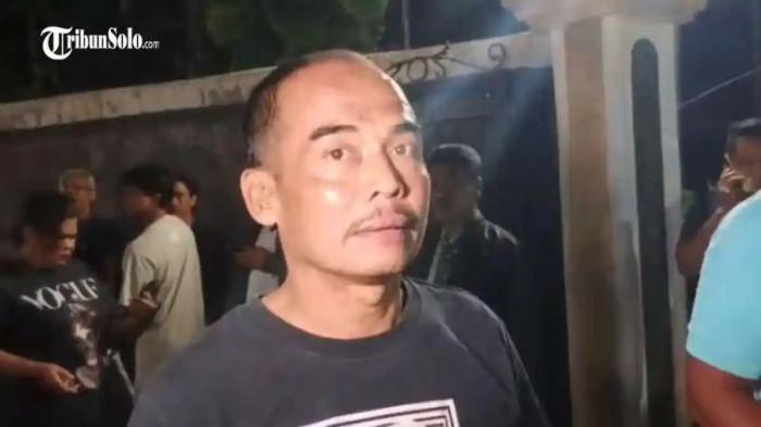 KESAKSIAN KELUARGA - Ngatirin, paman korban dalam peristiwa perampokan sadis yang terjadi di Dukuh Pengkol, Desa Pengkol, Kecamatan Karanggede, Kabupaten Boyolali, Kamis (29/1/2026). Ia menjadi orang pertama dari pihak keluarga yang datang ke rumah korban setelah mendapat kabar dari Purwanto, suami korban, yang saat kejadian berada di Kalimantan Barat.