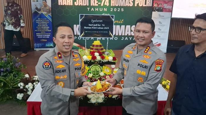 Brigjen Ade Ary Serahkan Tongkat Estafet Kabid Humas Polda Metro Jaya ke Kombes Budi Hermanto