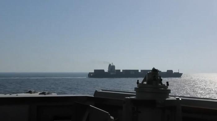 PERANG IRAN - Tangkap layar video yang diunggah CENTCOM memperlihatkan kapal perusak berpeluru kendali USS Spruance (DDG 111) mencegat M/V Touska milik Iran, 19 April 2026. Marinir AS kemudian menaiki dan menyita kapal tersebut. (X CENTCOM)