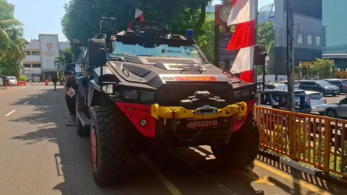 Barakuda Rantis Polda Metro Dijaga Puluhan Rantis Brimob, Samsat Tetap Layani Warga ...