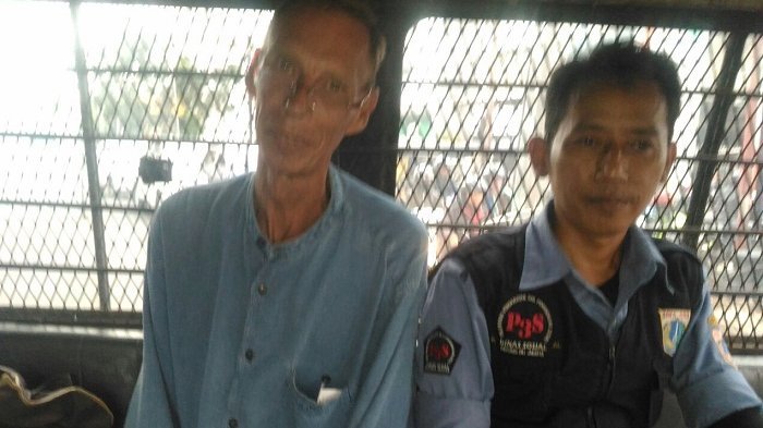 Bule Inggris yang Hidup Menggelandang dan Tidur di Mushala Diselamatkan Petugas