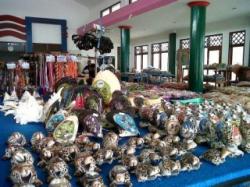 Marsidi Raup Omzet Rp 20 Juta dari Kerajinan Kerang