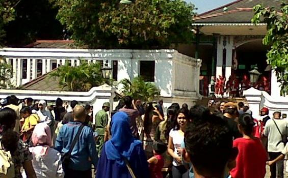 Prajurit Keraton Yogya Dikerubuti Warga Pakai Kamera