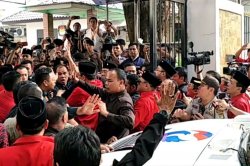 Massa PDI-P dan Perindo Ricuh di Gerbang Gedung KPU
