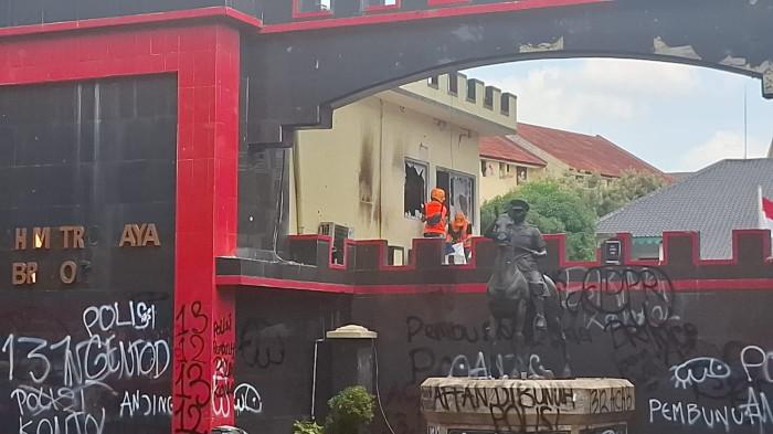 kerusakan tampak di area depan Mako Brimob Polda Metro Jaya Kwitang 33