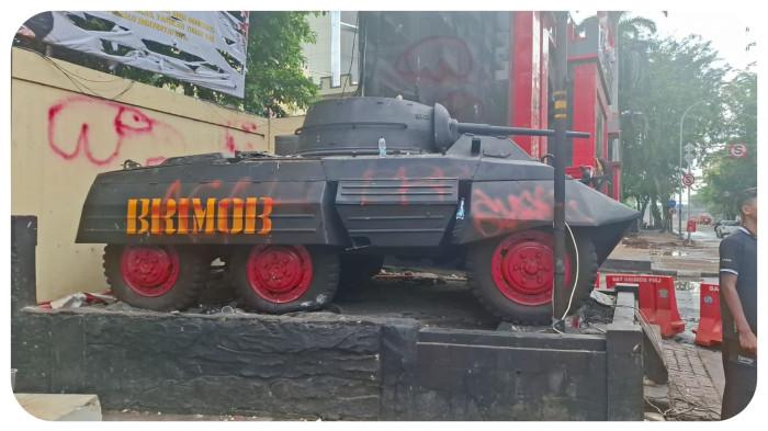 DEMO DI JAKARTA - Sejumlah kerusakan tampak di area depan Mako Brimob Polda Metro Jaya Kwitang Jakarta Pusat pada Minggu (31/8/2025) sekira pukul 10.20 WIB usai kericuhan yang terjadi. (Gita Irawan/Tribunnews.com).