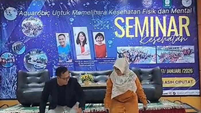 SEMINAR KESEHATAN - Salah satu narasumber Seminar Kesehatan bertajuk Aquarobic untuk Memelihara Kesehatan Fisik dan Mental Aula RS Sari Asih Sabtu (17/1/2026). Seminar ini membahas peran aquarobic pada kesehatan fisik dan mental.