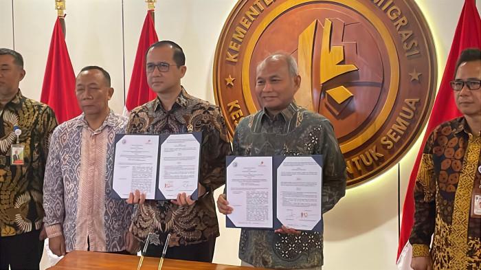 LAHAN TRANSMIGRASI - Menteri Transmigrasi, M. Iftitah Sulaiman Suryanagara (kiri) dan Kepala SKK Migas, Djoko Siswanto (kanan) menandatangani nota kesepahaman terkait sumur minyak dan gas (migas) baru yang ada di kawasan Transmigrasi Samboja, Kutai Kartanegara, Kalimantan Timur di Kantor Kementrans, Jakarta, Senin (4/5/2026). (Tribunnews.com/Abdi Ryanda Shakti).
