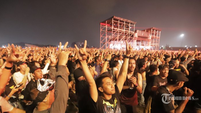 Penikmat musik cadas melakukan moshing saat menonton grup band Slipknot di Hammersonic 2023 di Pantai Carnaval Ancol, Minggu (19/3/2023). Hammersonic 2023 yang digelar 18-19 Maret 2023 menjadi sangat spesial karena kehadiran band asal Amerika Serikat Slipknot. Total, ada 53 penampil internasional, Asia, dan dari tanah air di Hammersonic 2023 seperti Trivium, Watain, Saosin, Story Of The Year, Black Flag, Vio-lence, Amon Amarth Tiny Moving Parts, Deadsquad, Burgerkill, DJ SIHK, Rocket Rockers, St Loco, dan masih banyak lagi. TRIBUNNEWS/HERUDIN
