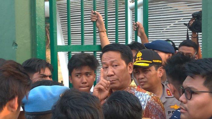 Ketua Baleg DPR RI Supratman Andi Agtas saat menemui massa mahasiswa yang berdemonstrasi menolak pengesahan revisi UU KPK, Senin (23/9/2019). 