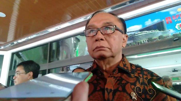 Ketua Wantimpres Sidharto Danusubroto ditemui awak media usai menjenguk Menko Polhukam Wiranto di Paviliun Kartika, Jalan Kwintai, Jakarta Pusat, Jumat (11/10/2019). 