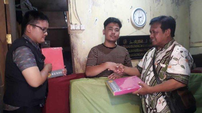 Melalui Dinas Pengendalian Penduduk, Pemberdayaan Perempuan, dan Perlindungan Anak (DP5A) Surabaya, pemkot menyalurkan bantuan pada keluarga Dika. Intervensi bantuan tersebut diserahkan langsung oleh Ketua DP5A Surabaya Chandra Oratmangon pada Rabu (29/1/2020).