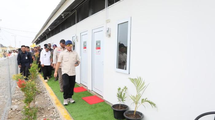 HUNIAN SEMENTARA - Ketua Satuan Tugas (Kasatgas) Percepatan Rehabilitasi dan Rekonstruksi Pascabencana Sumatera Muhammad Tito Karnavian saat meninjau hunian sementara (huntara) yang dibangun Danantara bagi para pengungsi bencana di kawasan Kantor Musabaqah Tilawatil Quran (MTQ), Kabupaten Pidie Jaya, Aceh, Rabu (21/1/2026).