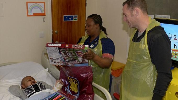 Kevin Nolan dkk Bagi-bagi Goodie Bag di Rumah Sakit