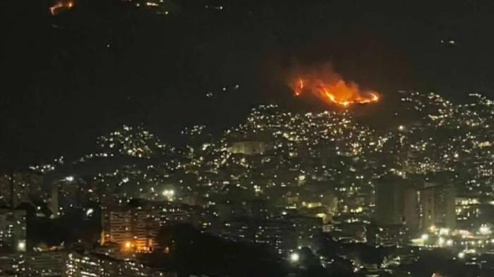 Dentuman dahsyat serangan udara dan kilatan ledakan yang menerangi langit di atas ibu kota Venezuela, Caracas, membangunkan warga pada dini hari tanggal 3 Januari 2026, yang masih belum pulih dari perayaan Tahun Baru.