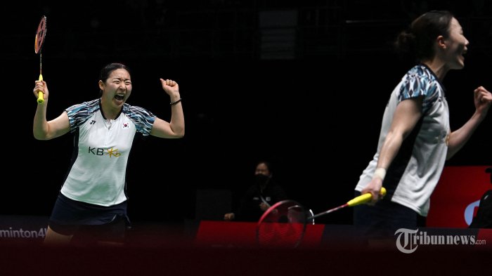 Ekspresi pasangan pebulu tangkis ganda putri Korea Selatan, Kim Hye-jeong (kanan) dan Kong Hee-yong usai mengalahkan pasangan pebulu tangkis China, Huang Dongping dan Li Wenmei dalam babak final Piala Uber (Uber Cup) 2022 di Impact Arena, Bangkok, Thailand, Sabtu (14/5/2022). Tim Korsel keluar sebagai juara setelah berhasil mengalahkan tim China dengan skor 3-2. AFP/MANAN VATSYAYANA