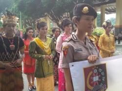 Ratusan Polwan Lakukan Kirab di Sidoarjo