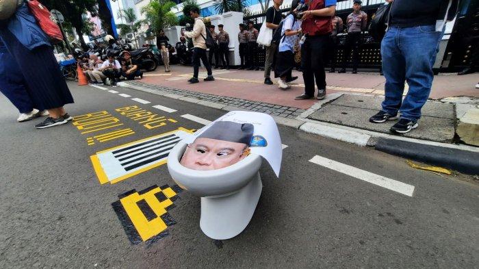 Kantor Menkominfo Budi Arie Setiadi Didemo Massa dan Disindir dengan Kloset Imbas PDN Bobol Diretas