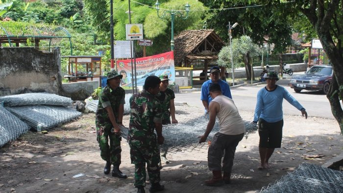 Anggota TNI dan Warga Bahu-membahu dalam Kegiatan TMMD