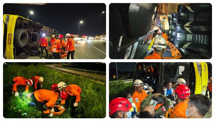 EVAKUASI KORBAN KECELAKAAN - Kolase foto proses evakuasi korban kecelakaan bus antarkota PO Cahaya Trans terguling di ruas simpang susun exit Tol Krapyak, Kota Semarang, Senin (22/12/2025) dini hari. (Dok. BASARNAS Semarang)