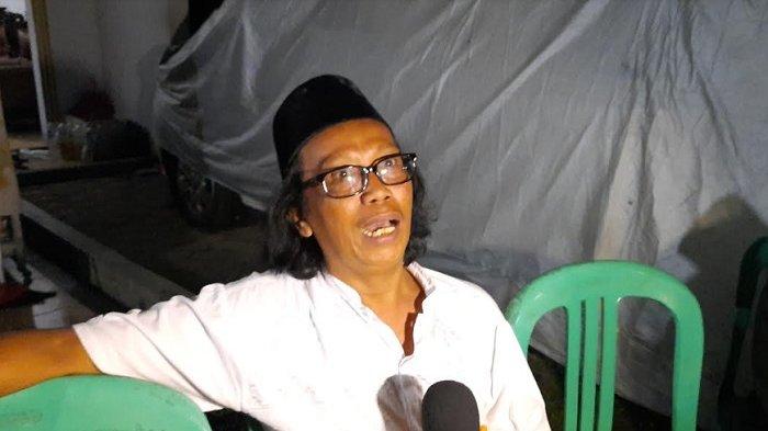 Mandra saat berada di rumah duka