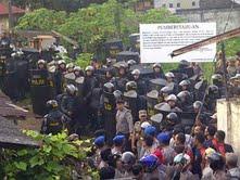 Petugas Gabungan Pukul Mundur Warga Kampung Srikandi