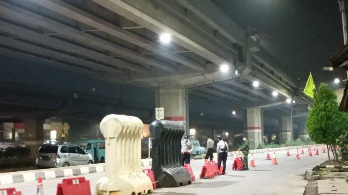 Pos Penyekatan Kalimalang Lengang, Hanya Beberapa Kendaraan Yang Melintas