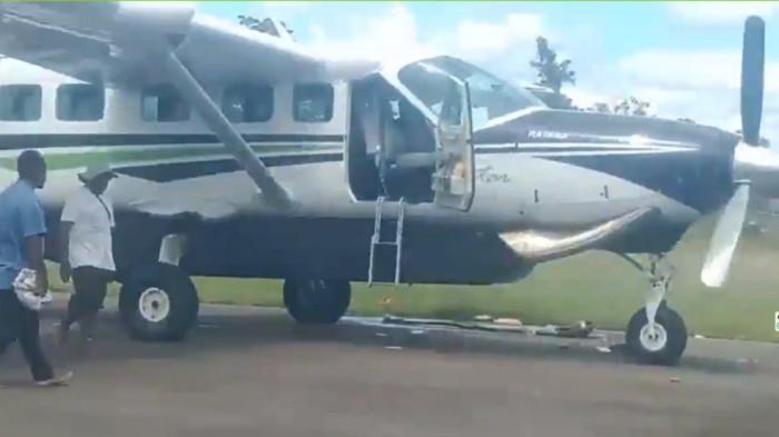 PESAWAT DITEMBAK - Kondisi Pesawat Smart Air yang ditembaki oleh Kelompok Kriminal Bersenjata sesaat setelah mendarat di Danawage/Koroway Batu, Kabupaten Boven Digoel, Papua Selatan, Rabu (11/2/2026).