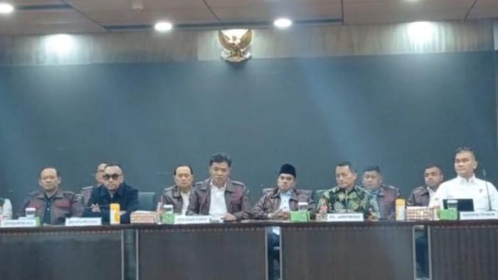Konferensi pers penetapan eks Jampidsus Febrie Adriansyah sebagai tersangka di Kejaksaan Agung RI, Jakarta, Sabtu (11/7/2026). Dalam kesempatan ini hadir Ketua Komisi III DPR RI Habiburokhman bersama Kakortastipidkor Polri Irjen Pol Totok Suharyanto dan Plt Jampidsus Kejaksaan Agung RI Rudi Margono.