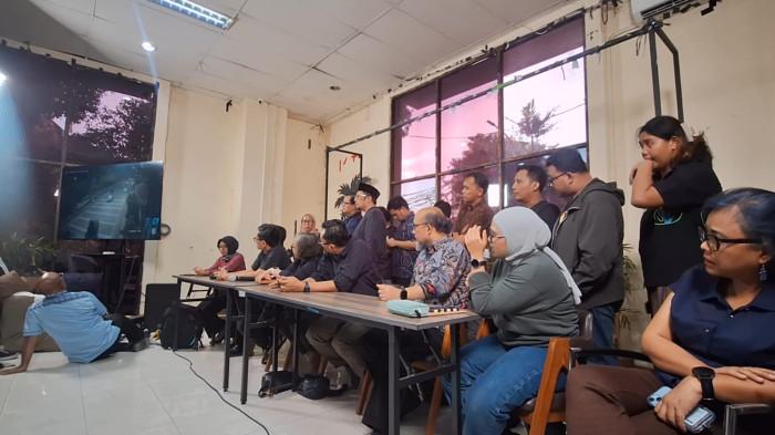 TEROR AIR KERAS - Video rekaman CCTV penyiraman air keras terhadap Wakil Koordinator Komisi Orang Hilang dan Korban Tindak Kekerasan (KontraS), Andrie Yunus diputar dalam jumpa pers di di Gedung Yayasan Lembaga Bantuan Hukum Indonesia (YLBHI), Jakarta Pusat, Jumat (13/3/2026).