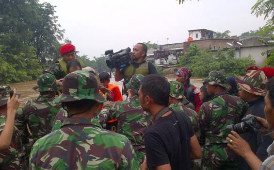 Kopassus dan Brimob Waspadai Paku saat Evakuasi Warga