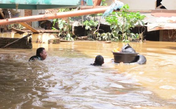 Demi Menjaga Harta Warga Kampung Pulo Ogah Dievakuasi