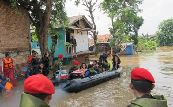 Kopassus dan Brimob Bagikan Makanan kepada Warga Kampung Pulo