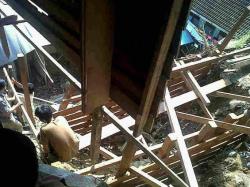 Pemilik Tetap Bangun Rumah di Bekas Tanah Longsor