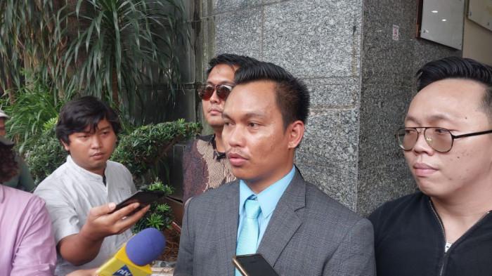 KASUS KRIPTO - Korban dugaan kasus dugaan penipuan investasi kripto yang menyeret nama Timothy Ronald dan Kalimasada pendiri Akademi Kripto mendatangi gedung Ditreskrimum Polda Metro Jaya, Jakarta Selatan, Rabu (22/4/2026). Mereka mempertanyakan perkembangan kasus. (Tribunnews.com/Reynas Abdila)