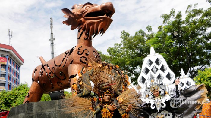 Seorang Mahasiswa (kostum rumah pohon) dan Seorang Mahasiswi (kostum Candi Borobudur) di Taman Pandanaran Kota Semarang, Jawa Tengah, Jumat (28/2/2020).