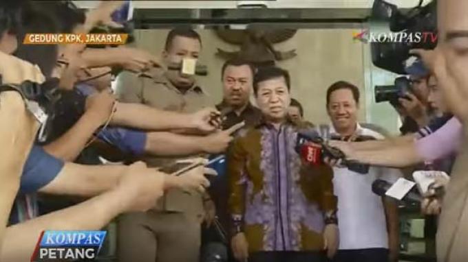 Penuhi Panggilan KPK, Setya Novanto Tebar Senyum