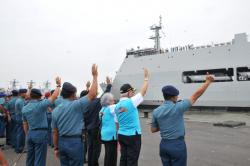 KRI Makasar Antar Wartawan Hadiri Hari Pers Nasional di Lombok