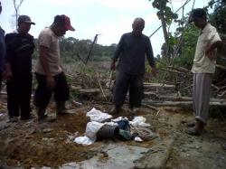 Kuburan Palsu Berisi Buntelan Mirip Pocong Bayi