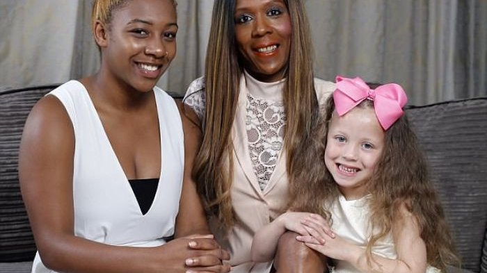 Langka! Sophia Blake yang Berkulit Gelap Ini Lahirkan Putri Berkulit Putih dan Bermata Biru