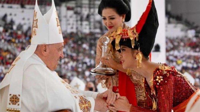 Sedih, Lyodra Ginting Teringat Momen Menyanyi dan Diberkati Paus Fransiskus