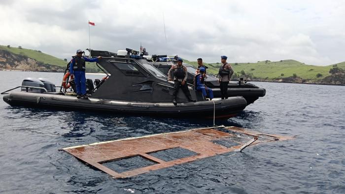 KECELAKAAN KAPAL - Empat warga negara Spanyol belum ditemukan dalam insiden kecelakaan kapal wisata phinisi yang terjadi di perairan Selat Padar, Labuan Bajo, Nusa Tenggara Timur (NTT), pada Jumat, 26 Desember 2025. Menteri Pariwisata Widiyanti Putri Wardhana menyampaikan keprihatinan dan duka cita yang mendalam atas insiden ini.