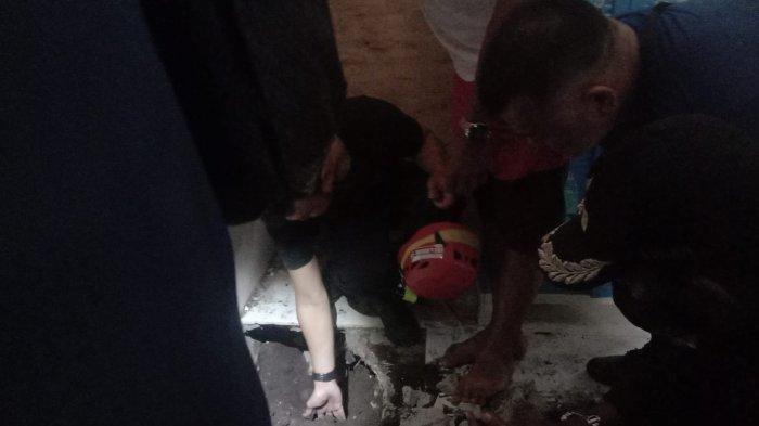 Lantai Rumah Warga di Bogor Keluar Kepulan Asap dan Ada Efek Panas, Damkar Turun Tangan