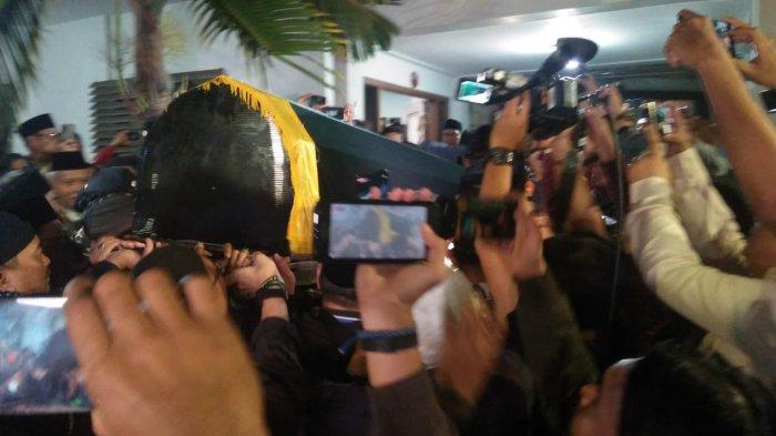 Lantunan tahlil menyambut kedatangan jenazah Pengasuh Pondok Pesantren (Ponpes) Tebuireng di Jombang, Jawa Timur, KH Almarhum Salahuddin Wahid (Gus Solah) di rumah duka di Kawasan Kapten Tendean Jakarta Selatan pada Minggu (2/2/2020) malam.  