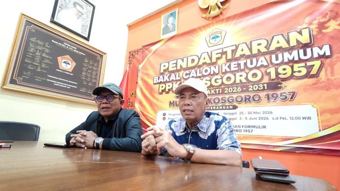 TIM PEMENANGAN - La Ode Safiul Akbar bersama Ketua Tim Pemenangan, Zainuddin saat mengambil formulir pendaftaran bakal calon Ketua Umum Kosgoro 1957 periode 2026-2031.