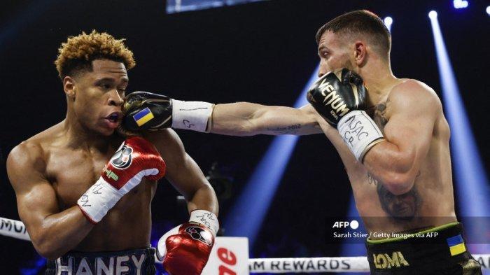 LAS VEGAS - Devin Haney bertukar pukulan dengan Vasyl Lomachenko dari Ukraina selama pertarungan perebutan gelar kelas ringan yang tak terbantahkan di MGM Grand Garden Arena pada 20 Mei 2023 di Las Vegas, Nevada.